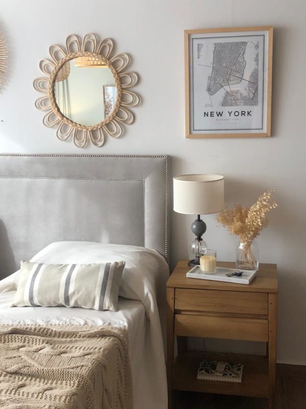 Respaldo de cama con tachas y vivo