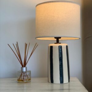 Velador Victoria pintado a mano