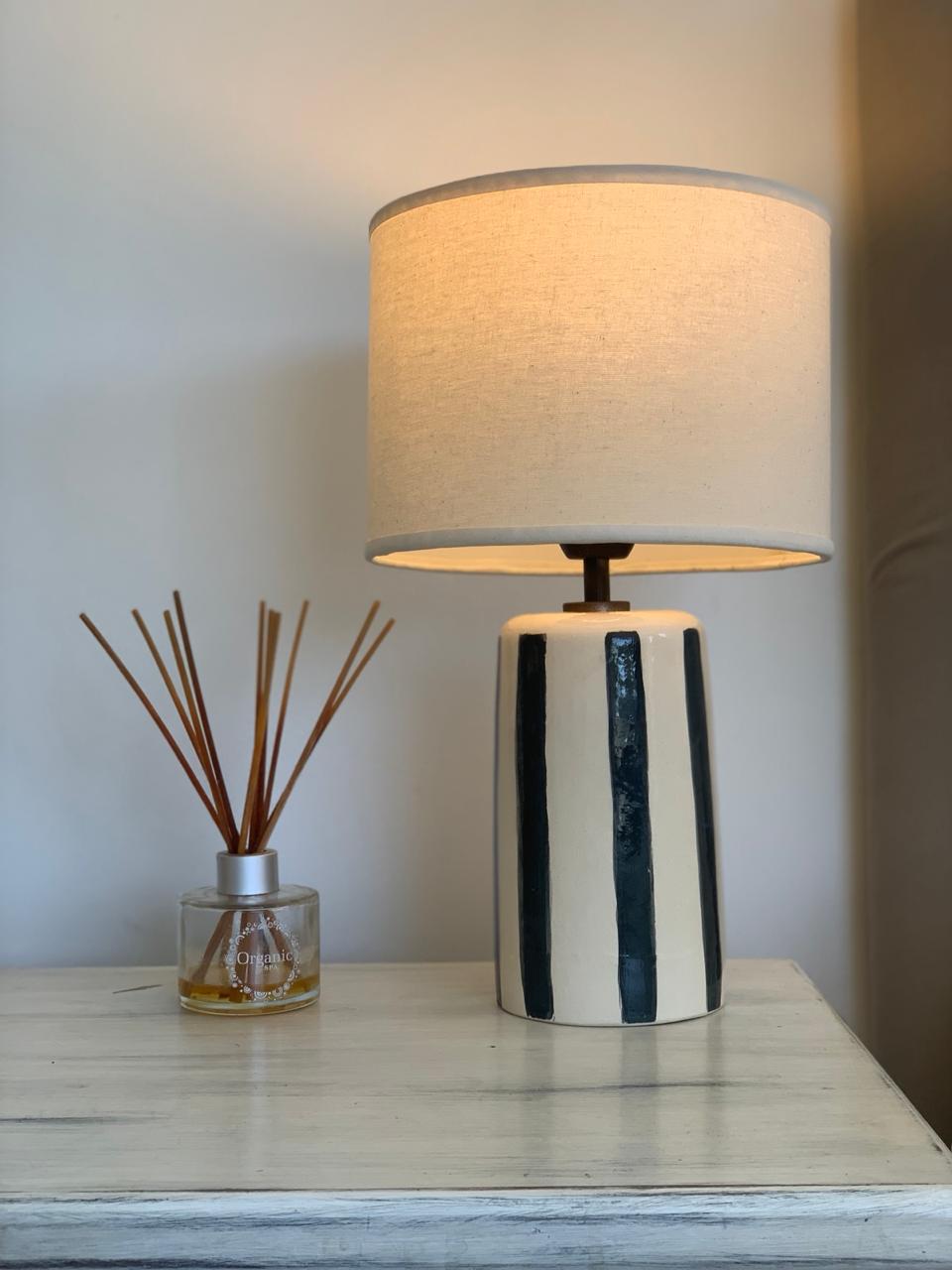 Velador Victoria pintado a mano